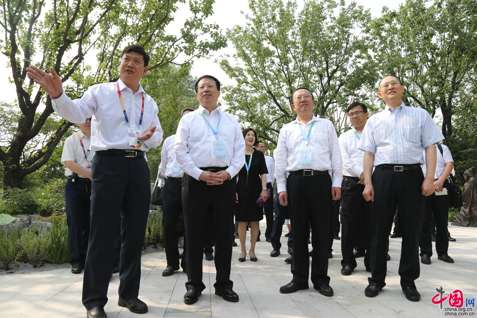 2019年6月20日，北京世园会迎来“山东省日”，此次活动主题为“筑梦新时代 美丽新山东”。开幕式现场，“绿色山东”经贸旅游推介、“绿满齐鲁 美丽山东”林产品展示、“山东省日”非遗文化展演等汇聚山东特色的系列活动，展现了新时代新山东新形象，吸引了国内外来宾的关注。未来两天，“山东省日”将举办丰富多彩的展演活动。这是“山东省日”活动外景。中国网记者胡俊 摄