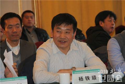 Yang Tieshun, Chairman of Tianjin Dashun International Flower Co., Ltd. is delivering a speech.