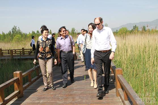 Tim Briercliffe, Secretary-General of AIPH and Kevin Chung, Chair of the AIPH Exhibitions Committee are inspecting Wild Duck Lake Natural Reserve.