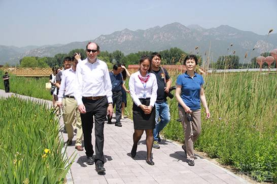 Tim Briercliffe, Secretary General of AIPH and Liu Hong, Secretary General of China Flower Association are visiting International Grape Expo Garden.