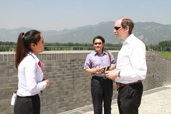 Tim Briercliffe, Secretary General of AIPH and Kevin Chung, Chair of the AIPH Exhibitions Committee are listening to a tour guide to introduce International Grape Expo Garden.